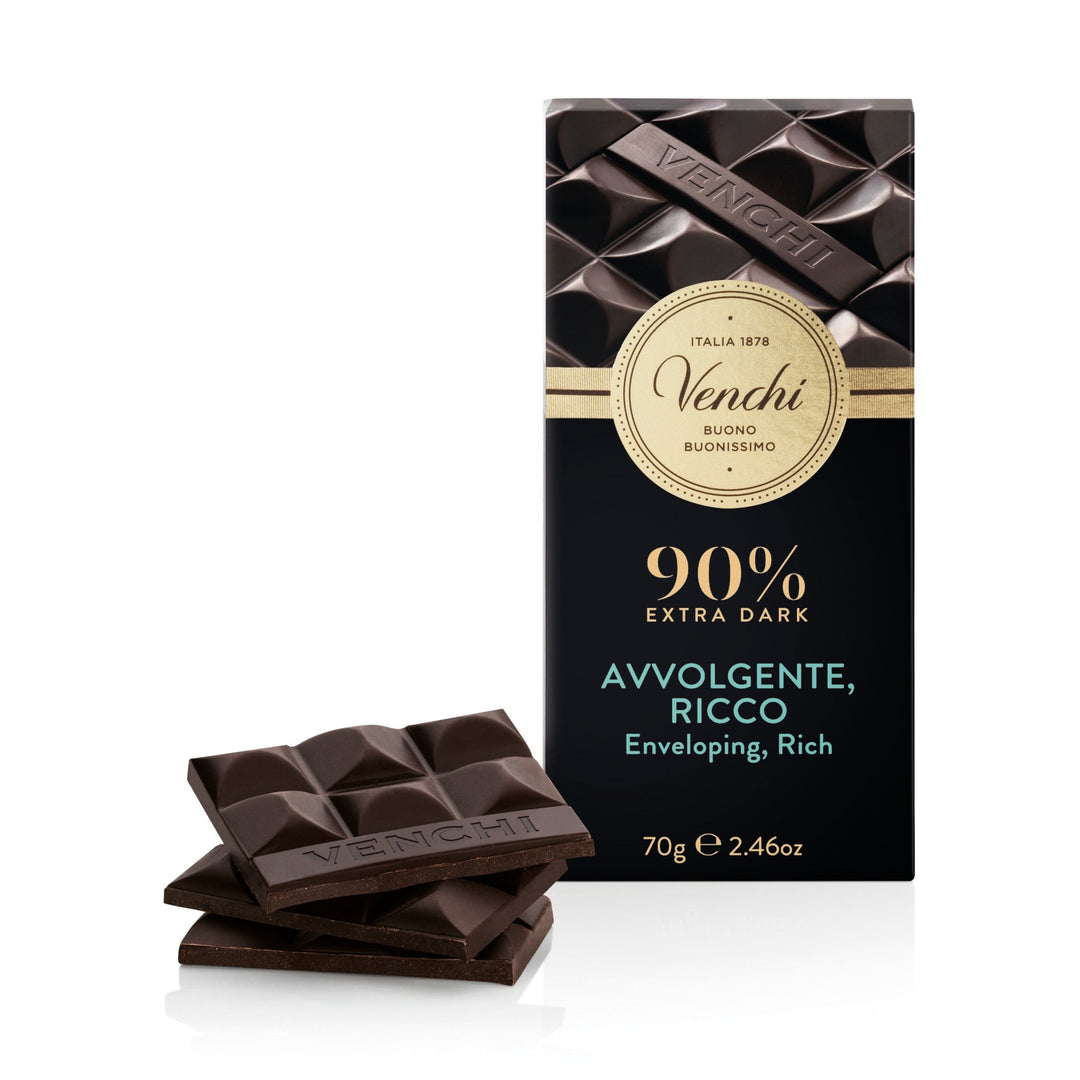 Chokladshopen Venchi mörk choklad 90% kakao i elegant förpackning med chokladbitar staplade framför.