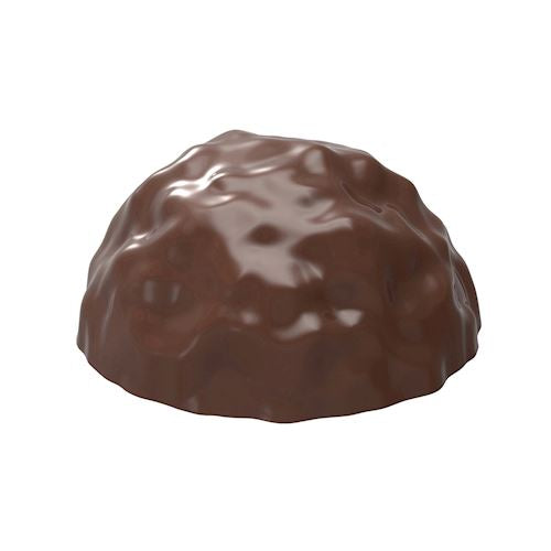 Facetterad mörk chokladpralin med glansig yta, tillverkad i pralinform