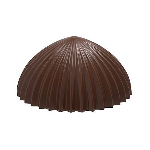 Enskild mörkchokladpralin med halvsfärform och veckad glansig yta