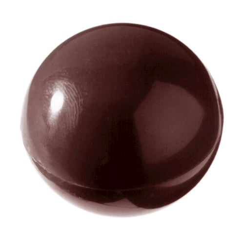 Kiiltävä tumma suklaapraliini täydellisessä puolipallomuodossa, peilikuultava pinta