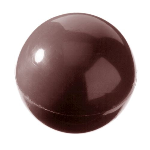 Kiiltävä tummasuklaapraliini puolipallomuodossa valkoisella taustalla