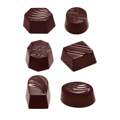 Glansiga chokladpraliner i hexagon, fyrkant och rund form med inpressade mönster
