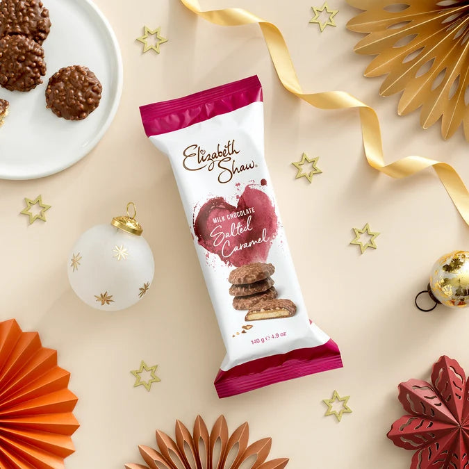 Elizabeth Shaw mjölkchoklad med salt karamell och krispiga kex i julig förpackning