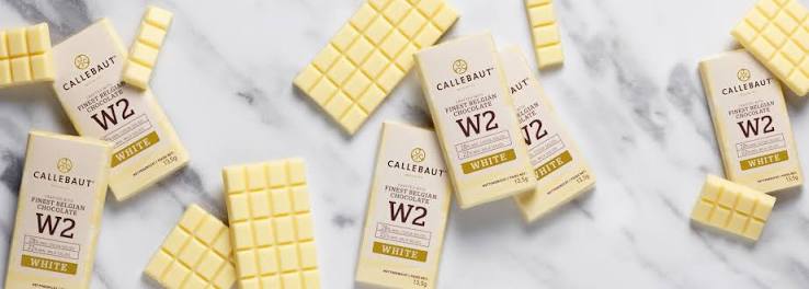 Avattuja Callebaut valkosuklaapat marmoripinnalla