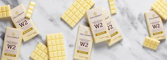 Avattuja Callebaut valkosuklaapat marmoripinnalla