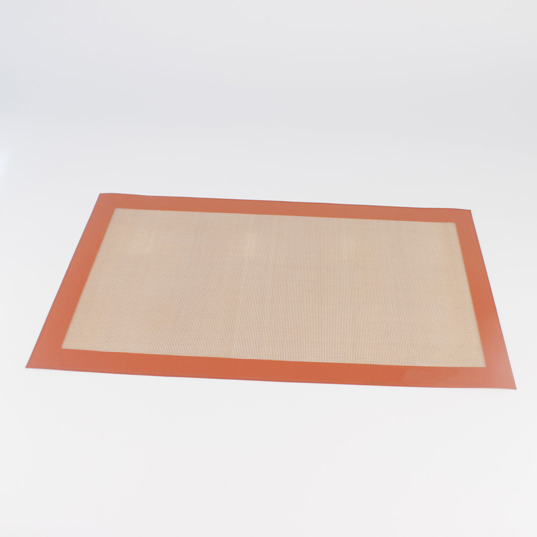 Kierrätettävä silikonimatto, jossa oranssi reuna ja beiginvärinen kudettu keskiosa, n. 588 x 380 mm