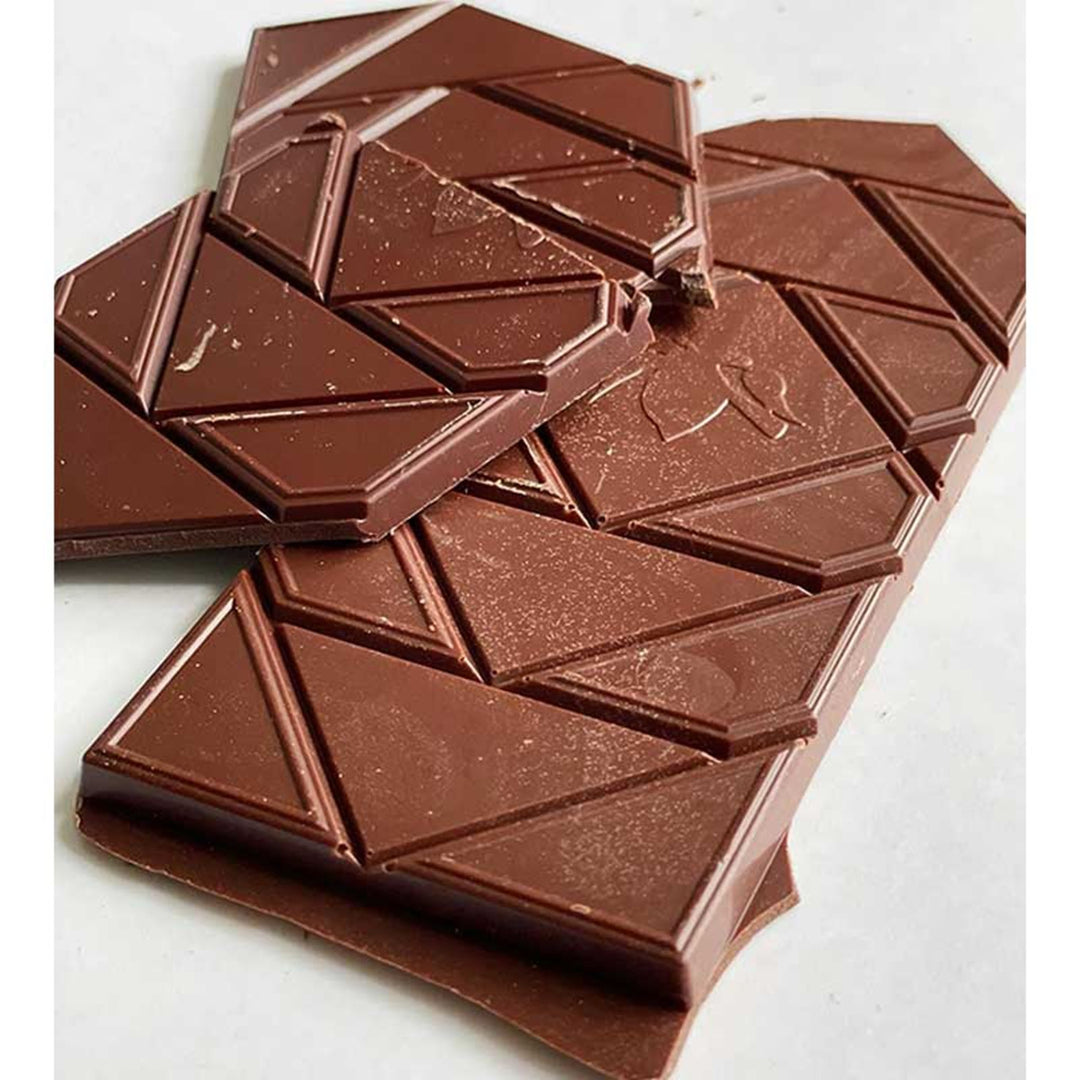 Bruten ljus raw chokladkaka med triangelmönster