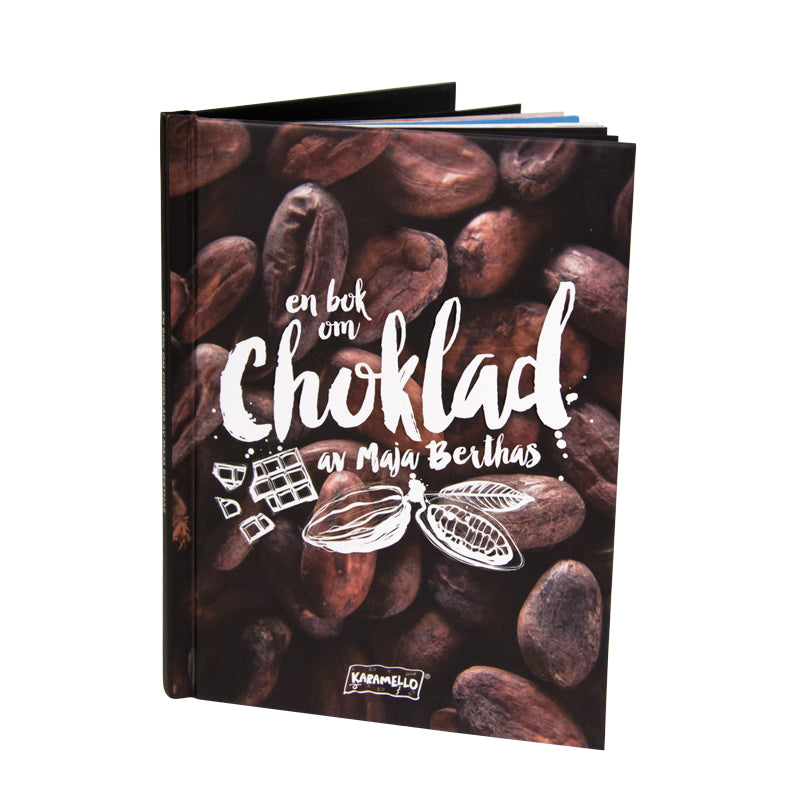 Omslag på boken om Choklad av Maja Berthas med kakaobönor
